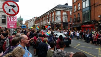 Crowds_on_Dame_Street_celebrating_the_pa